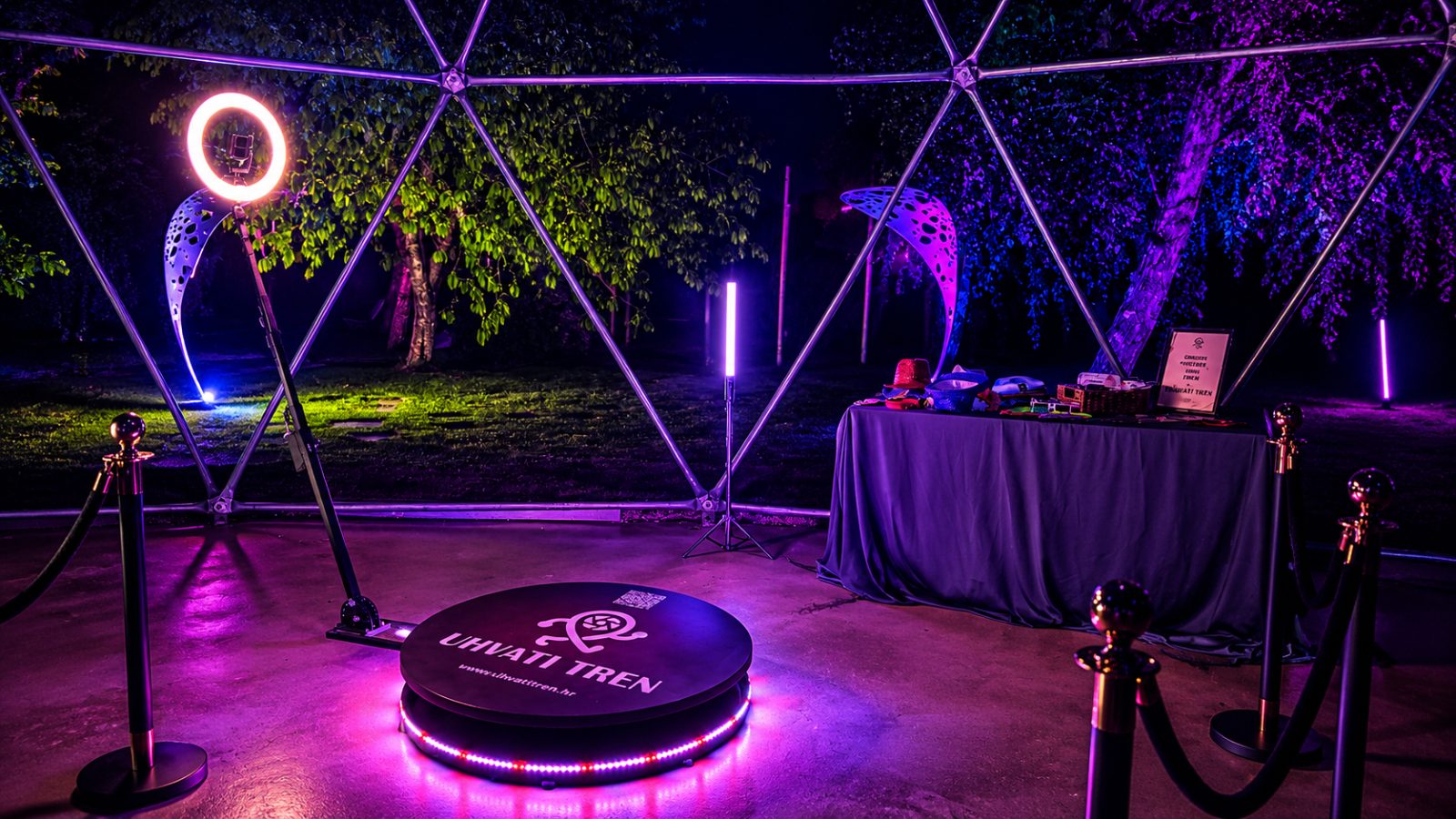 360 photo booth s ljubičastim LED osvjetljenjem na eventu