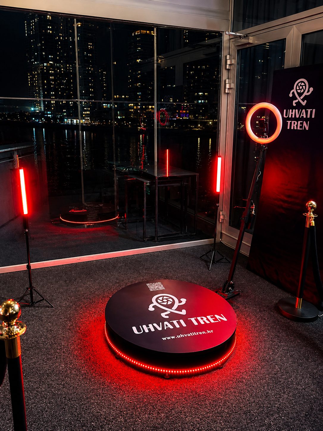 360 photo booth platforma s crvenim LED osvjetljenjem
