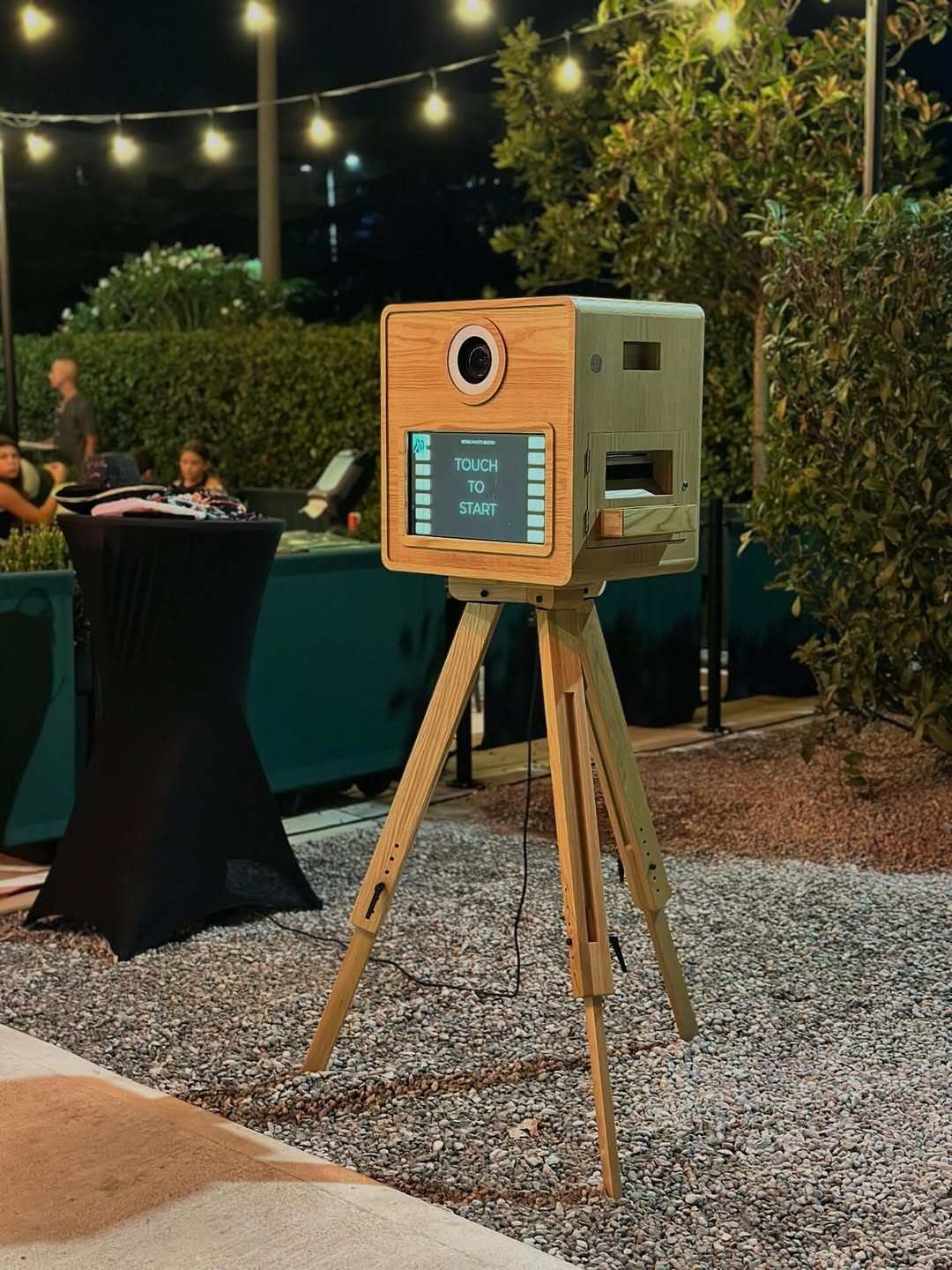 Vintage drveni photo booth na otvorenom eventu